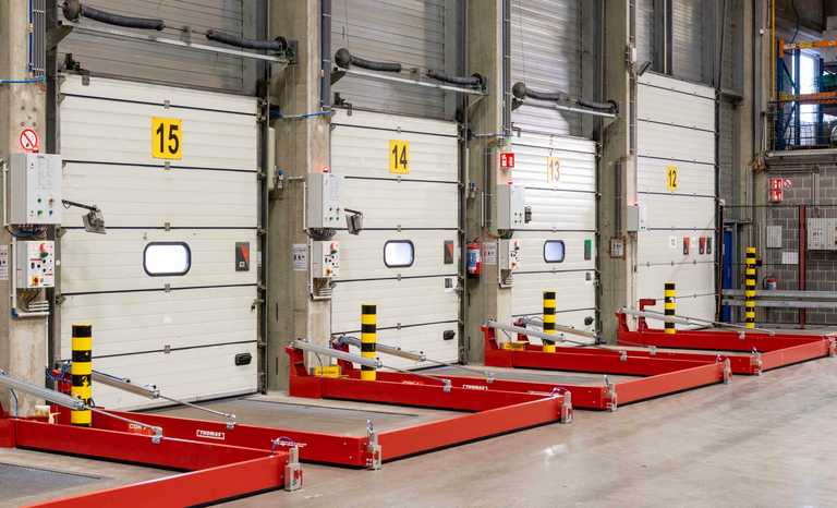 Barrières de rétention automatique installées sur des quais de chargement.