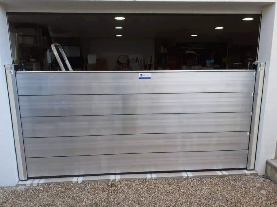 Barrière anti-inondation SEDIPEC installée sur une porte de garage