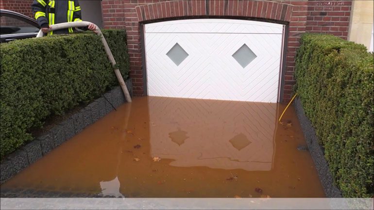 Photo d'une maison avec des portes de garage anti-innondations