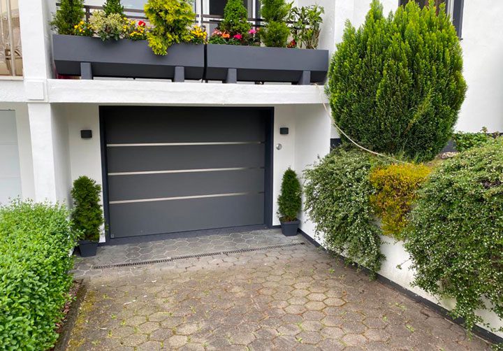 Photo d'une maison avec des portes de garage anti-innondations sedipec personnalisable