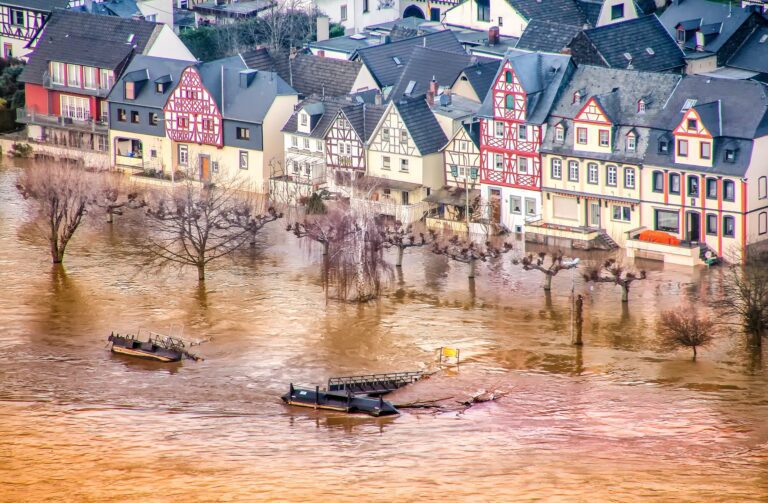 Village inondé avec des habitations partiellement submergées par une crue.