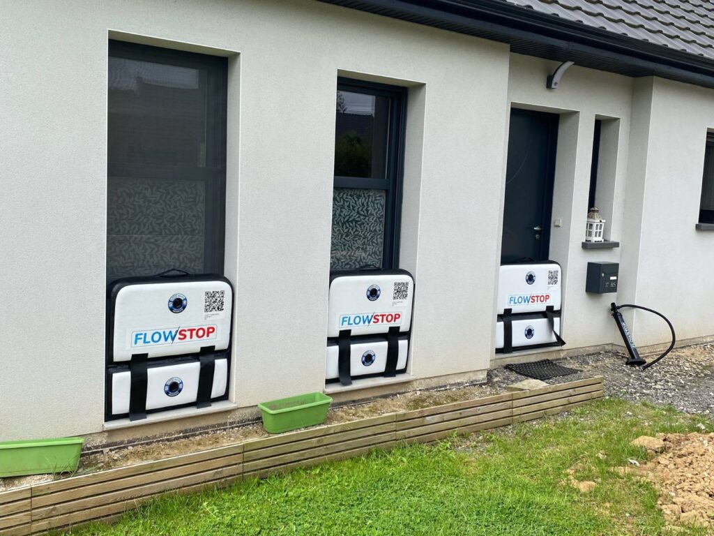 FlowStop batardeau gonflable anti-inondation SEDIPEC en action devant une porte d'entrée