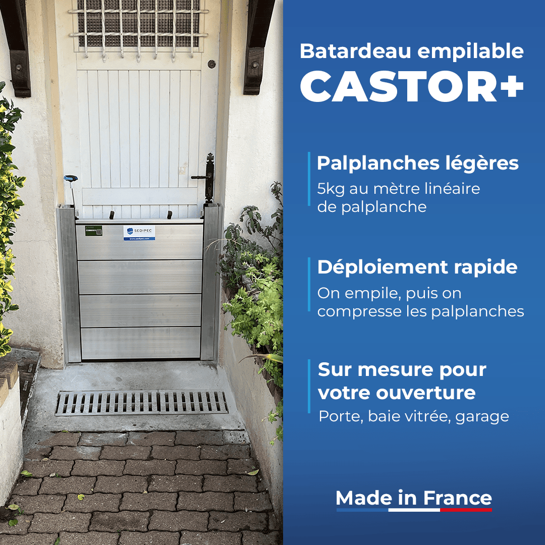 Batardeau anti-inondation CASTOR+ en aluminium posé devant une porte d’entrée, quatre palplanches entre deux glissières