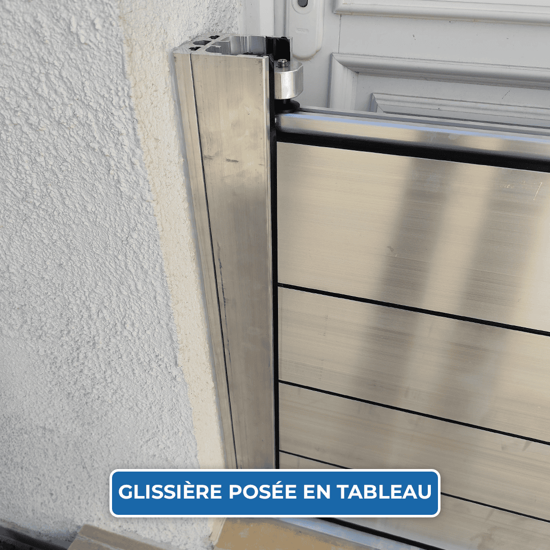Gros plan sur une glissière du batardeau CASTOR+ posée en tableau, avec le vérin serreur sur la palplanche haute