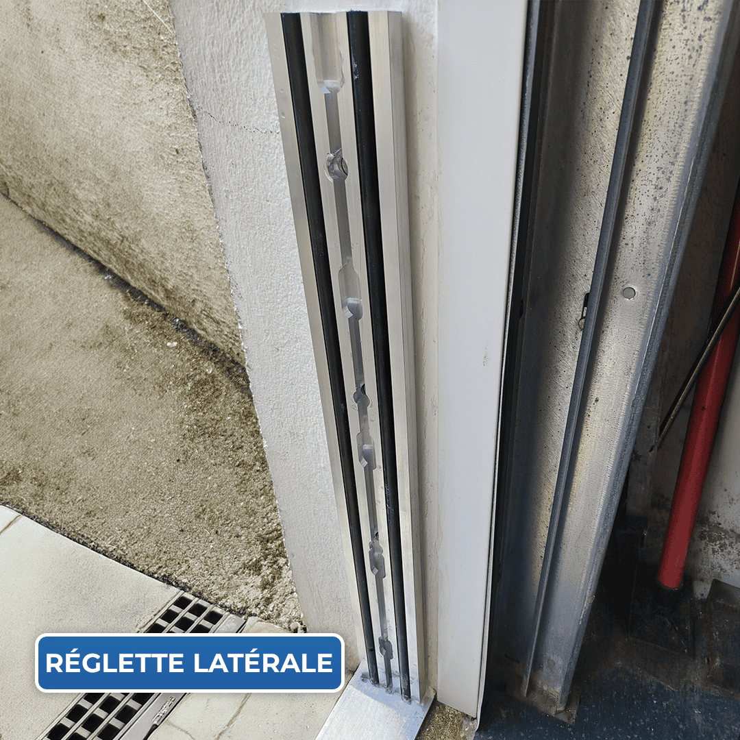 Réglette latérale du batardeau CASTOR+ fixée sur le tableau d’une porte, prête à recevoir la glissière