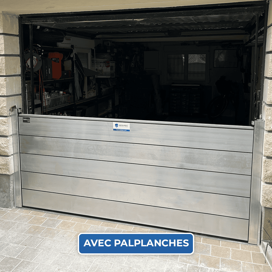 Protection de porte de garage contre l’inondation : batardeau CASTOR+, palplanches en aluminium entre deux glissières