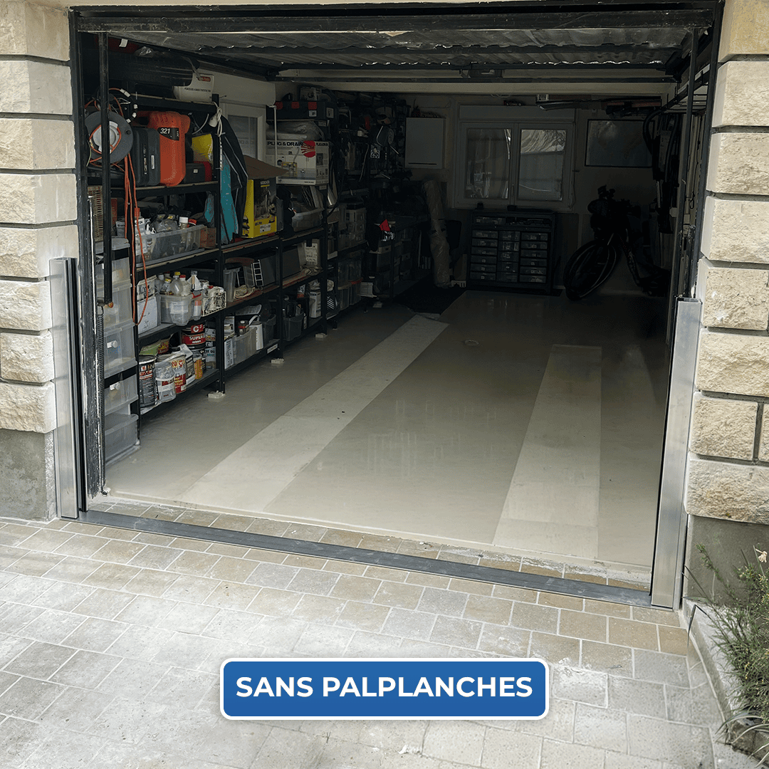 Porte de garage équipée des glissières du batardeau CASTOR+, palplanches rangées, ouverture dégagée