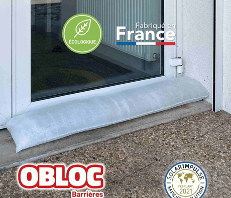 Boudins anti-inondation protégeant une entrée contre la montée des eaux