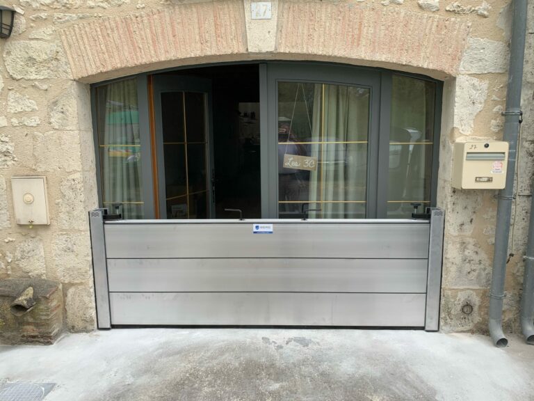 batardeau anti inondation empêchant l'eau d'entrer dans une maison