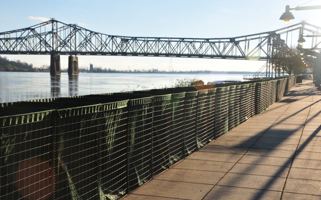Ligne continue de gabions HESCO montée le long d'un quai, au bord d'un fleuve