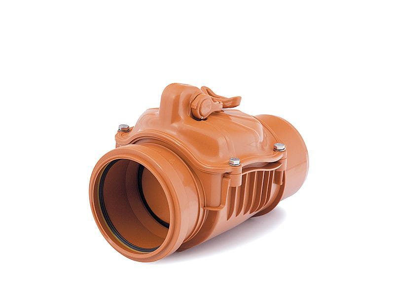 Clapet anti-refoulement d'égout KARMAT en polypropylène orange, montage horizontal sur canalisation d'assainissement