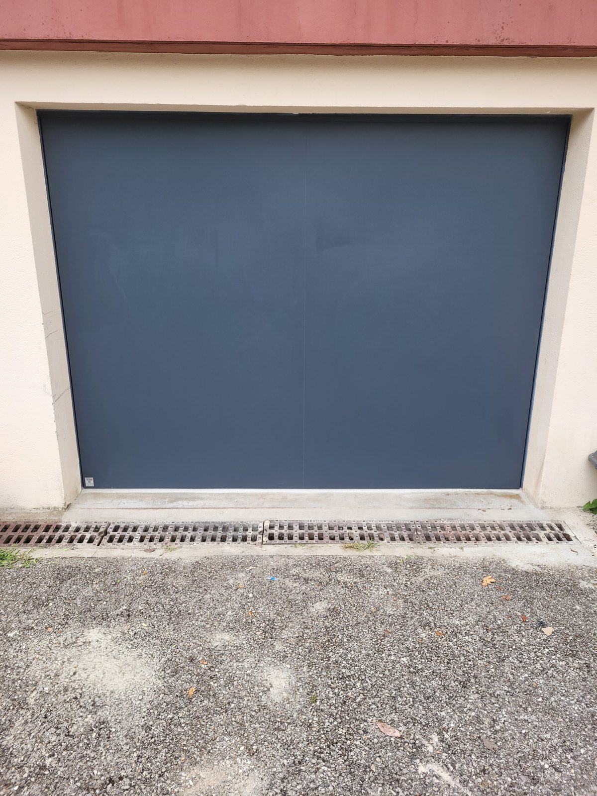 Porte de garage anti-inondation AquaLOCK, vue de la rue