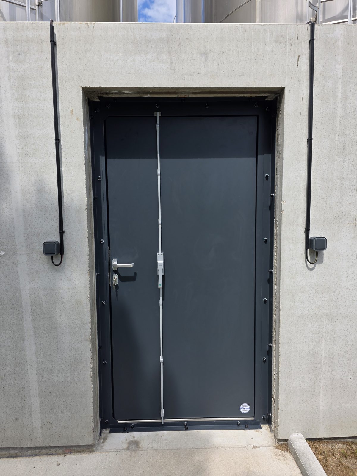 Porte à deux vantaux dans une embrasure existante