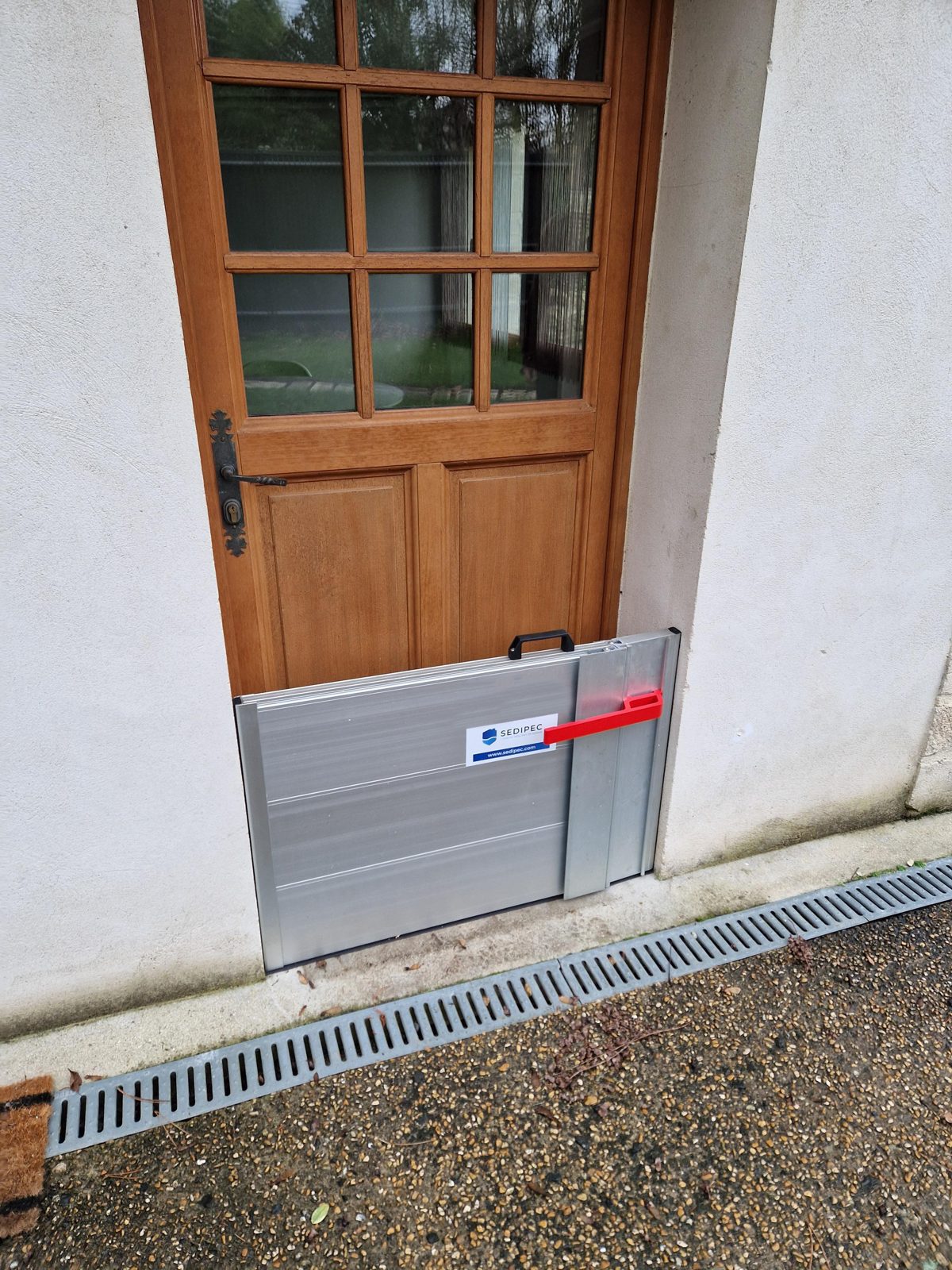 BLOC devant une porte d'entrée : rien n'est fixé au mur