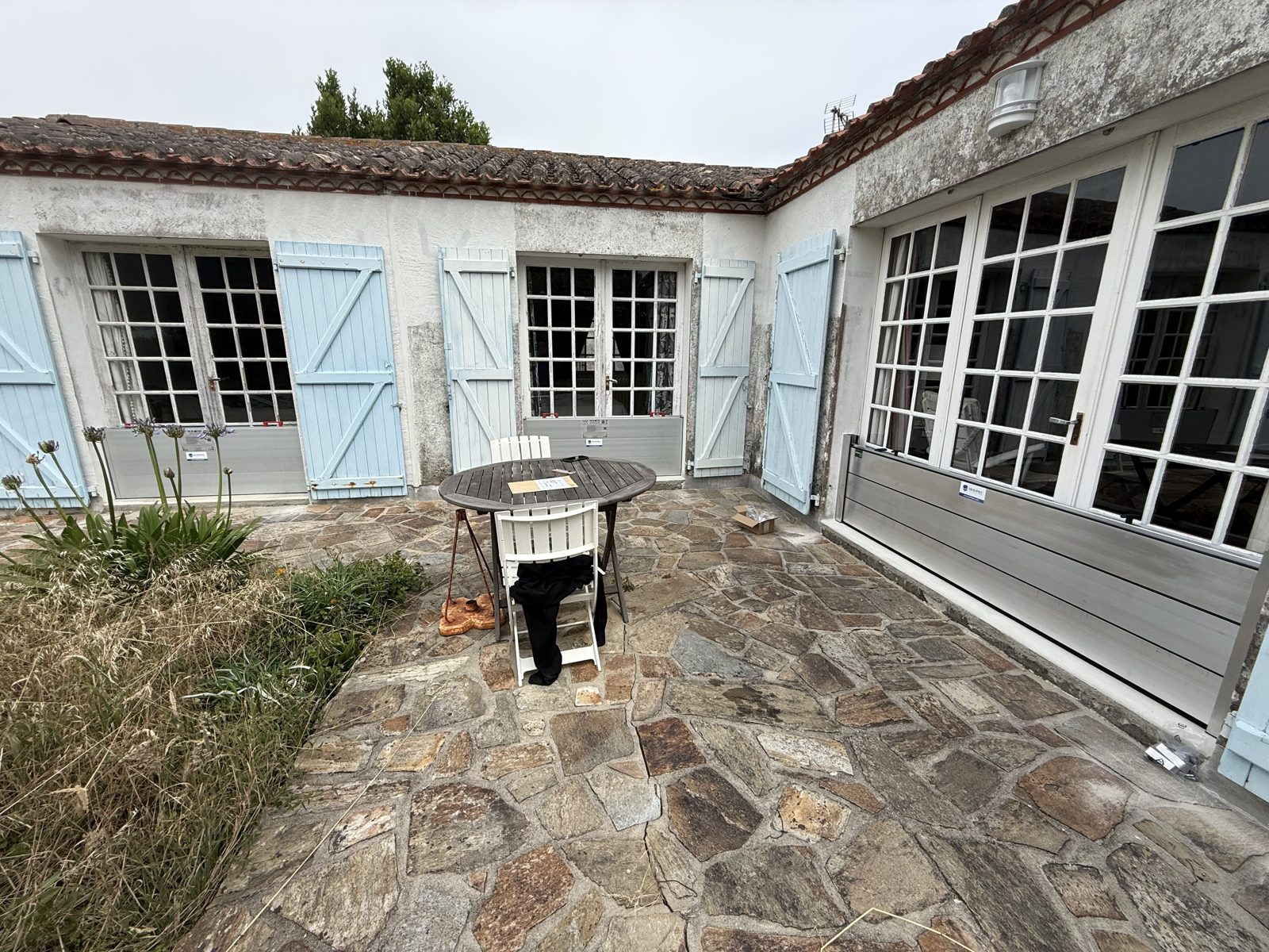 Protection d'une porte-fenêtre donnant sur une terrasse