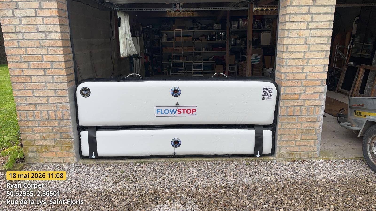 FLOWSTOP gonflé devant un garage