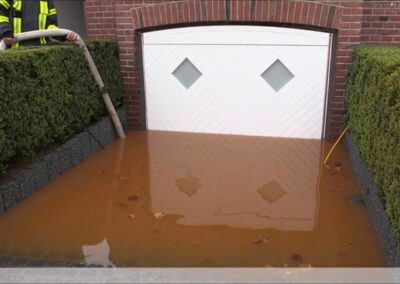 Photo d'une maison avec des portes de garage anti-innondations