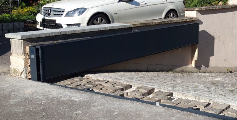 Torportal-Oeffnung-nach-innen Photo d'un portail anti-inondations AquaLock SEDIPEC