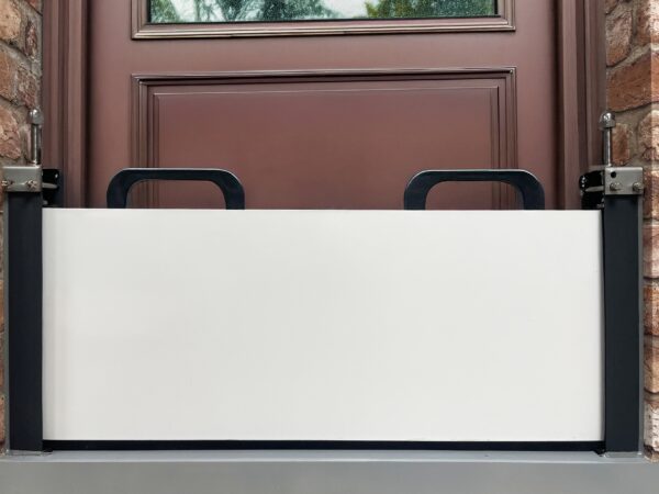 barrière anti-inondation devant une porte d'entree