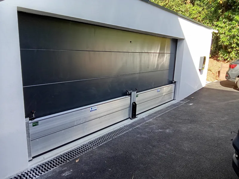 Batardeau CASTOR + grande largeur avec poteau intermédiaire devant un garage double à Nantes