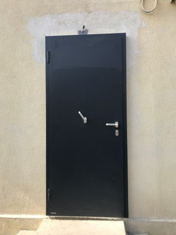 Porte anti-inondation AquaLOCK en remplacement d'une porte de service