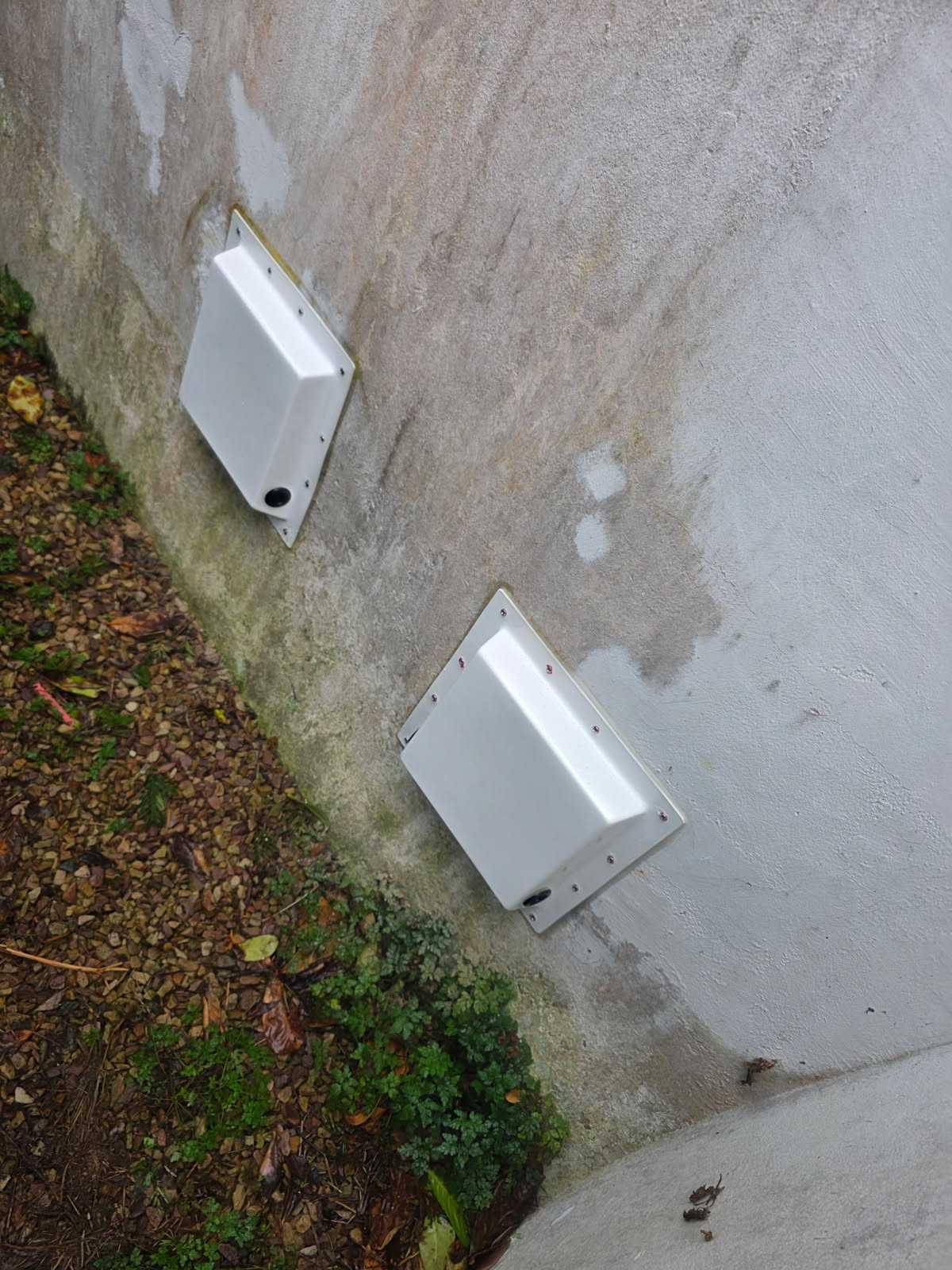 Deux aérations basses équipées sur la même façade