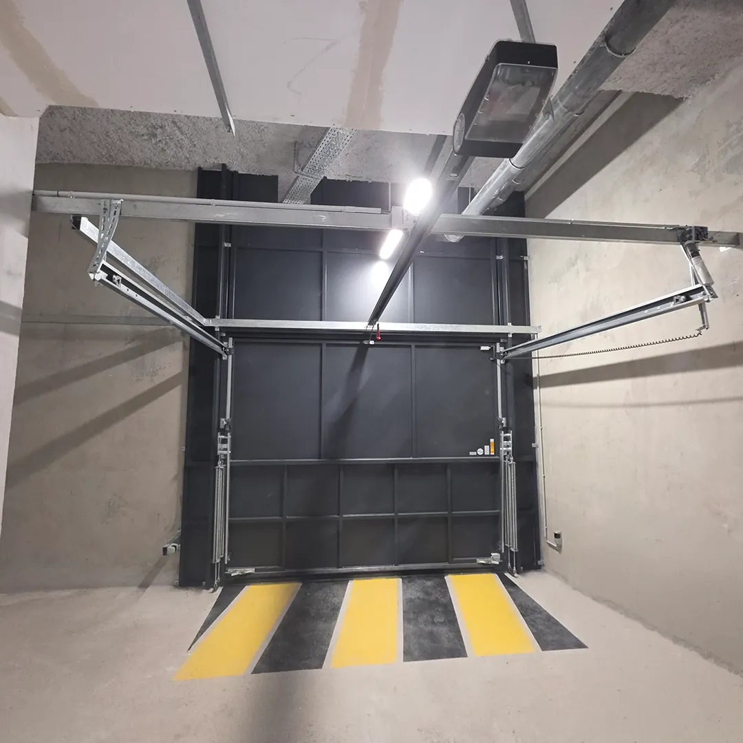 Porte de garage anti-inondation fermée avec bras de manœuvre et moteur au plafond