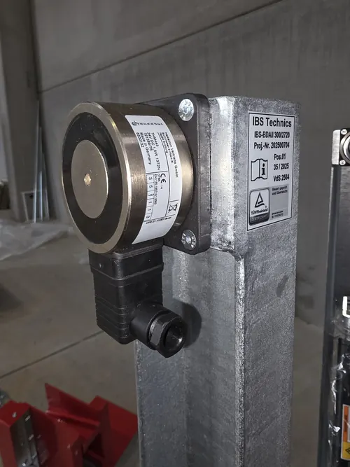 Électro-aimant de maintien d'une barrière semi-automatique.