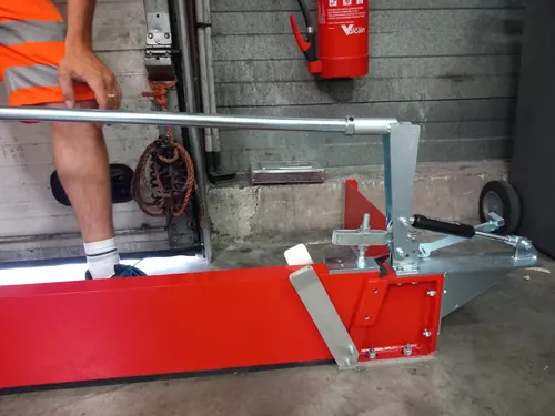 Levier de réarmement d'une barrière semi-automatique.