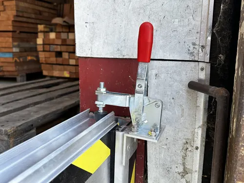 Sauterelle de serrage en rive d'une barrière manuelle.