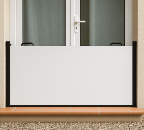 Batardeau anti-inondation Unirempart installé devant une porte-fenêtre pour protéger la maison contre les eaux de ruissellement.